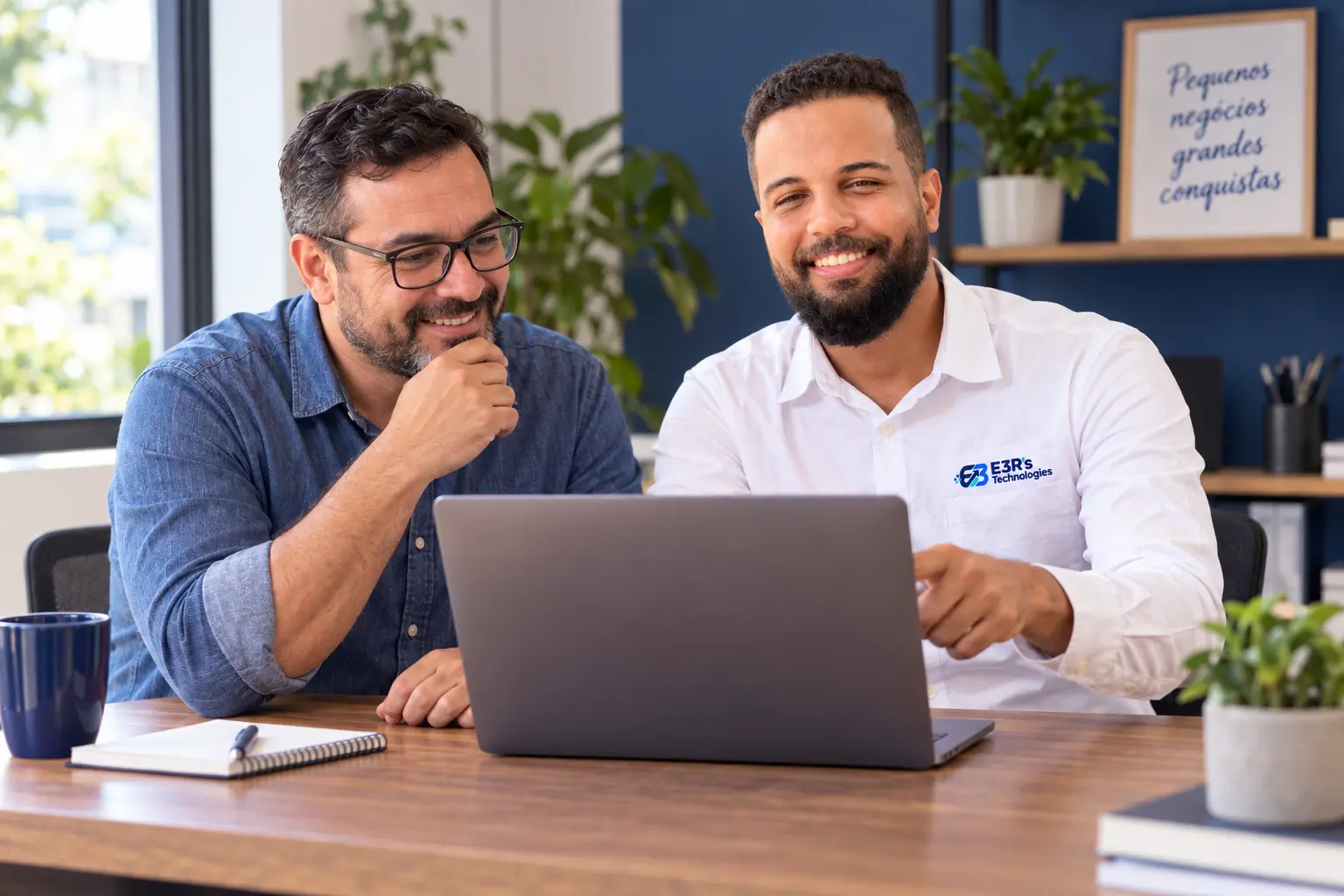 Imagem institucional da E3R’s: orientação no uso do sistema com notebook